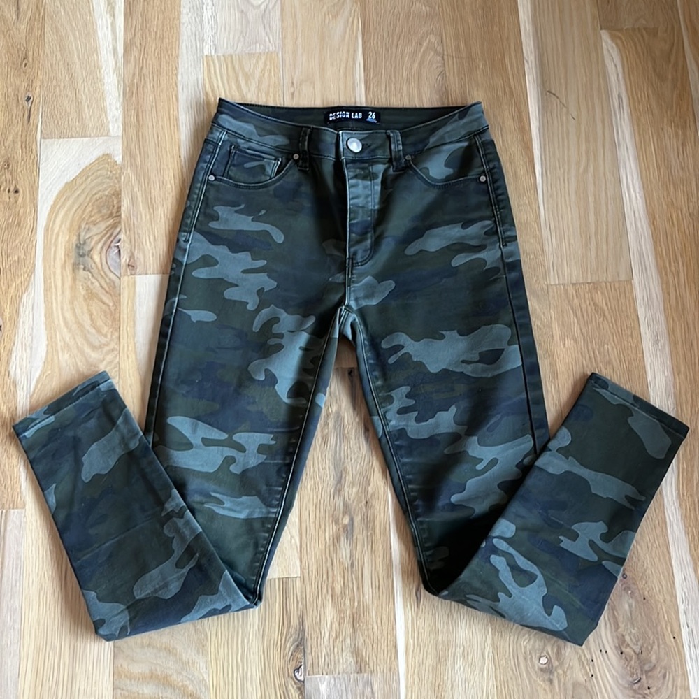Design Lab size 26 camo stretch jeans